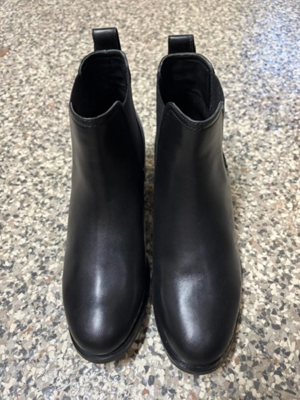 Women Black Cole Haan ankle boots in size: 8 1/2 B